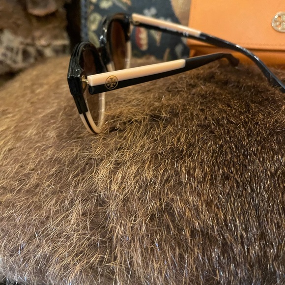 Tory Burch sunglasses with case - Picture 3 of 4